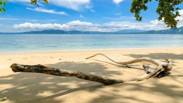Eksplorasi Wisata Bahari Pulau Siladen